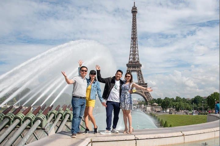 Paris Private Walking Tour with a Personal Photographer