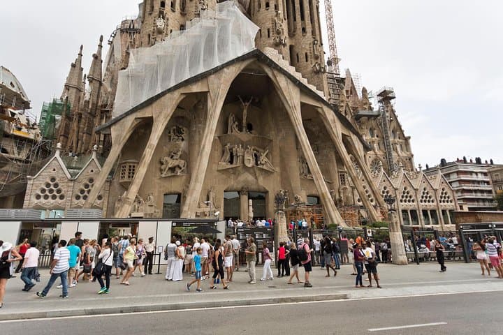 Park Guell and Sagrada Familia Tour in Barcelona