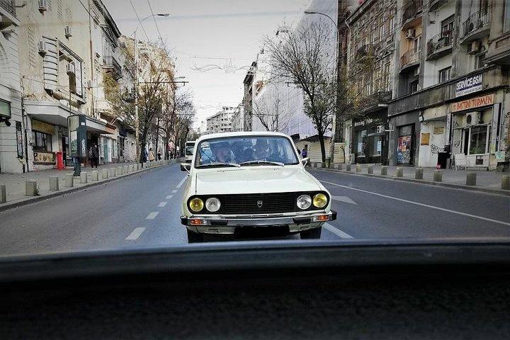 Privat: RedPatrol Bukarest kontrasterar Tour i en vintage bil