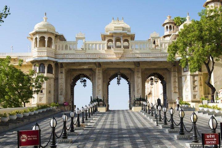 Visite guidée d'Udaipur avec retour à Jodhpur le lendemain.
