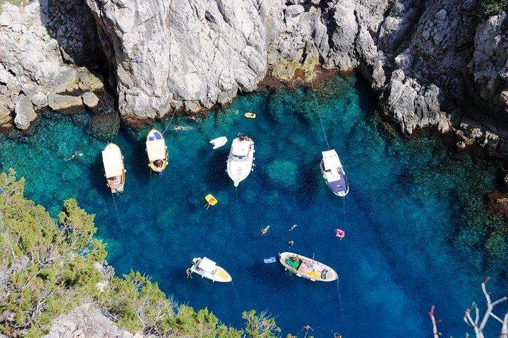 Half day around Capri by Itama 38 speedboat