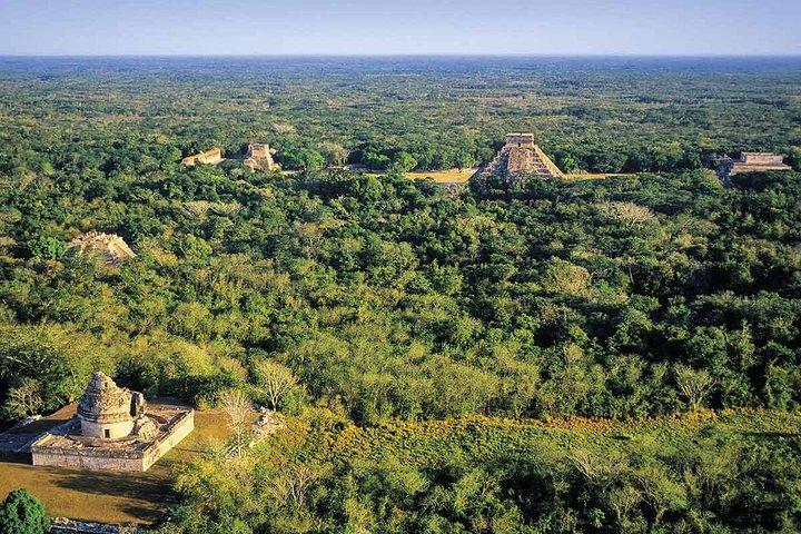 Pyramide dans la jungle - Coba, Chichen Itza - la plus importante ville maya, cénote sacré