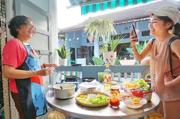 Excursão de comida a pé, jogo popular e lanterna barco