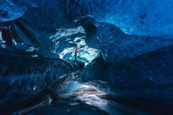 ヴァトナヨークトル国立公園での氷の洞窟ツアー