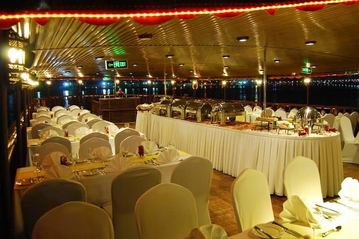 Dubai Marina: Elegant Dhow Dinner Cruise with Buffet & Live Show