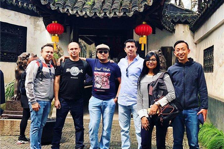 Shanghai City Highlights und Zhujiajiao Private Day Tour mit Bootsfahrt