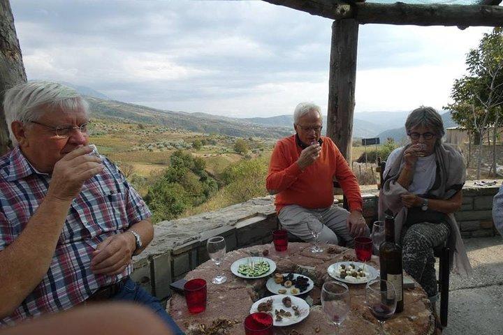 Tour di degustazione nella cantina Alpeta - villaggio di Roshnik di 1001 avventure albanesi