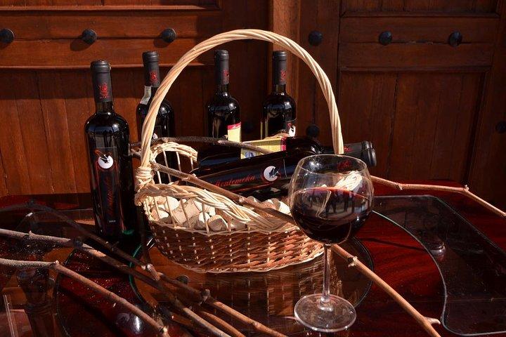 TOUR DELLA CASCATA E DELLA CANTINA DI BOGOVA da Berat del 1001 AA