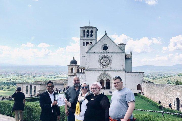 ローマからのアッシジ終日、羊皮紙と昼食に教皇の祝福が含まれる