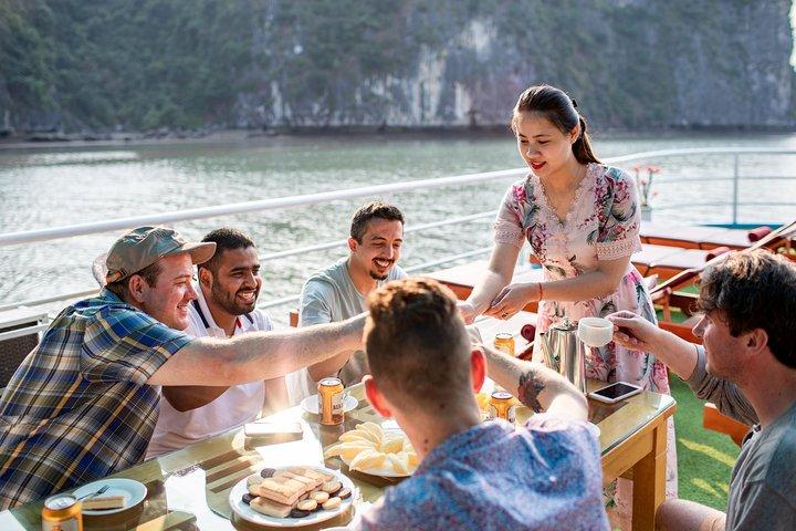 Excursion d'une journée de luxe dans la baie d'Halong et la baie de Lan Ha (8 heures)