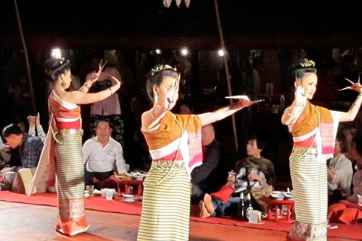 Dîner Khantoke authentique et vitrine culturelle à Chiang Mai