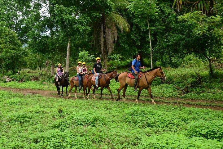 Tirolesa e Cavalgada com visita a Cachoeira em Jacó