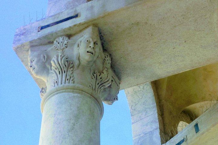 Visit with an authorized guide the Plaza de la Catedral and all its monuments