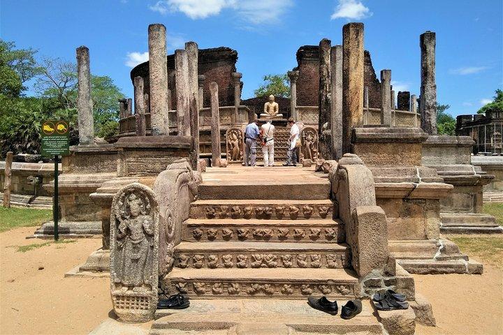 アヌラーダプラからのポロンナルワ古代遺跡と巡礼日帰りツアー