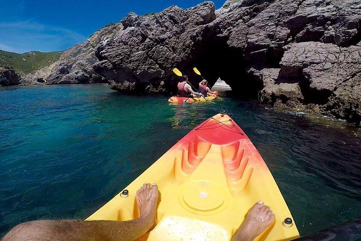 Tour in kayak per piccoli gruppi lungo il Parco Naturale di Sesimbra - Arrábida