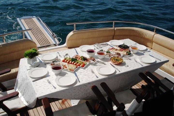 Private Cruise trough Bosphorus Istanbul
