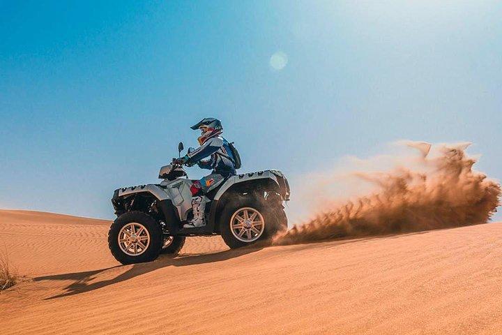 Quad (ATV) à Douz, désert du Sahara en Tunisie