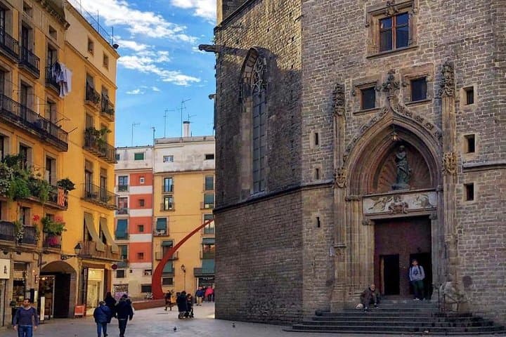 Private Barcelona Walking Tour & Wine Tasting + Tapas Dinner