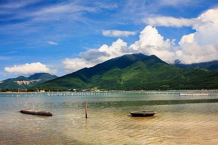 Viagem cênica de Hue para Hoi An via Hai Van passar de carro