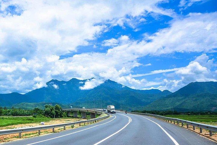 Viagem cênica de Hue para Hoi An via Hai Van passar de carro