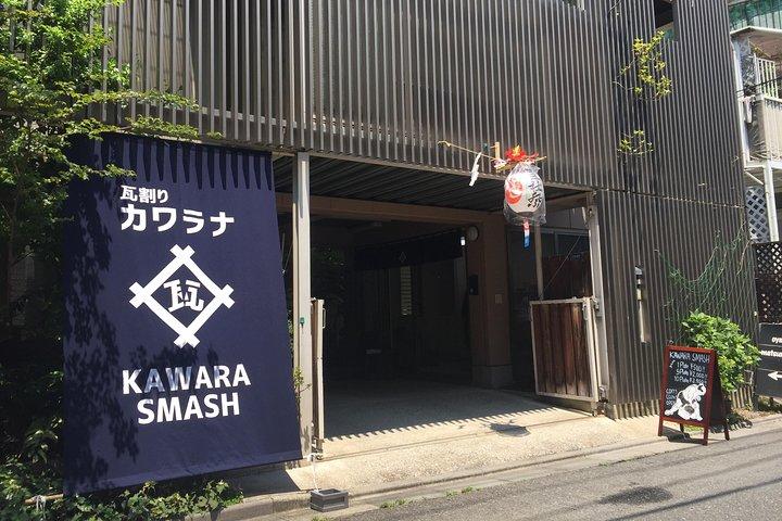 Refreshing in Asakusa! Tile-breaking / kawara smash in Asakusa, Tokyo