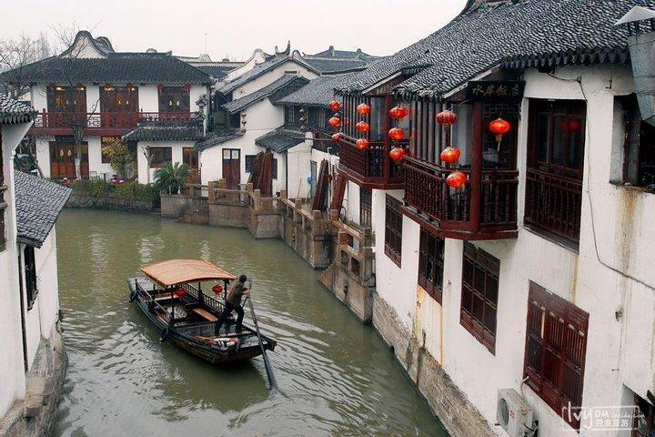 Privat tur: Zhujiajiao Water Town, Shanghai Tower & Maglev Train