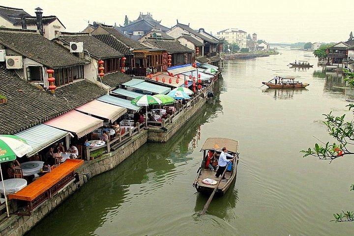 Private Day Tour: Zhujiajiao Water Town with Shanghai Local Shopping Outing