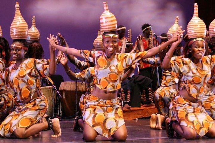 Halve dag stadstour Kampala en traditionele dansshow met diner (7 uur)