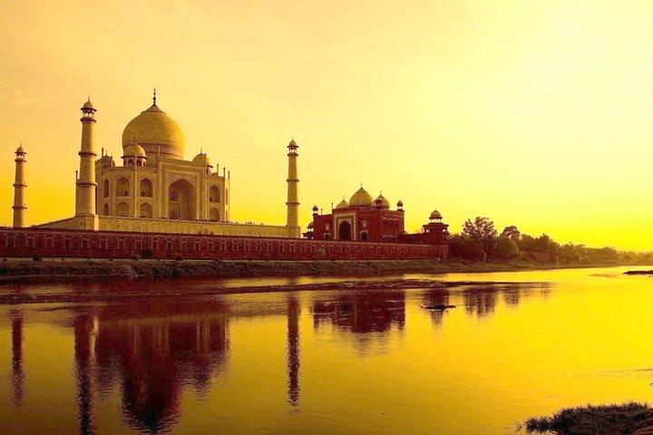 D'Agra: visite privée du Taj Mahal Sunrise avec déjeuner et frais d'entrée