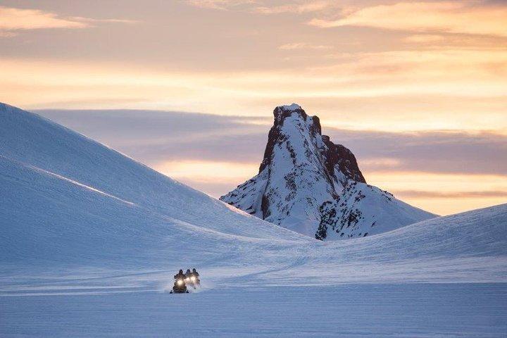 新しいメルセデスVクラスの氷河、Hraunfossar&Barnafoss滝へ