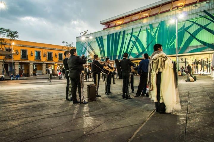 Dinner at a panoramic restaurant and show at Plaza de los Mariachis