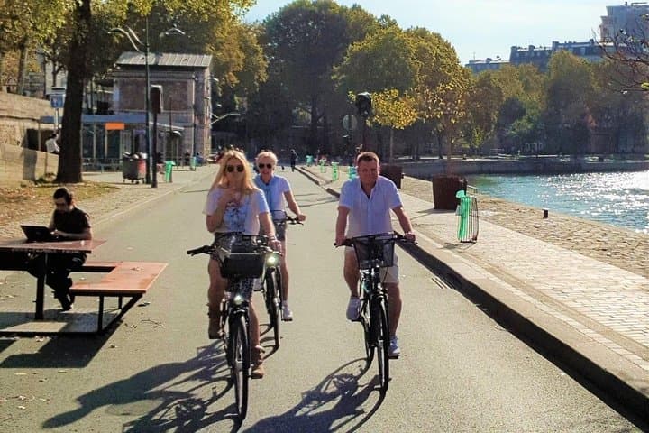 Bike Paris treasures with a live guide - Families & Friends