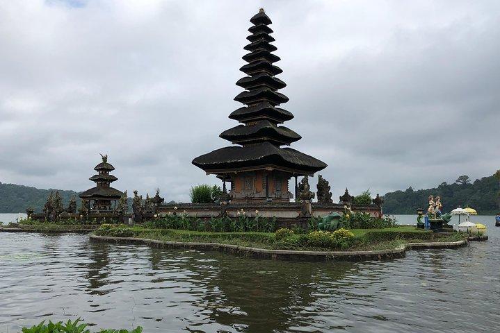 Templo Ulun Danu Bratan com Tanah Lot Sunset
