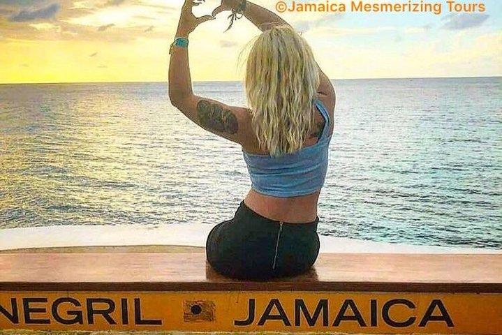 Blue Hole Mineral Spring, Seven Mile Beach, Ricks Cafe / Tour Privado de Compras