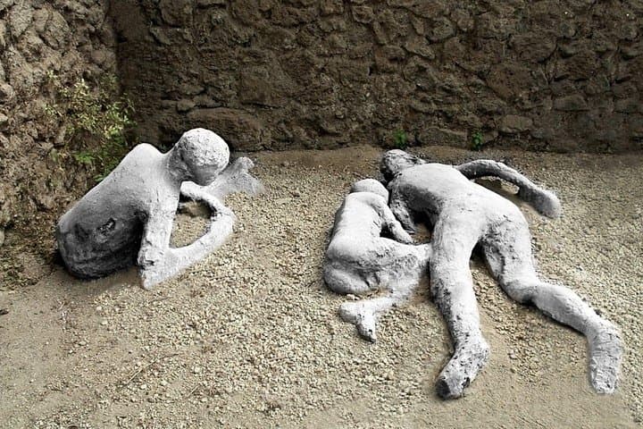 Stories of Pompeii: Small Group tour with archeology expert guide
