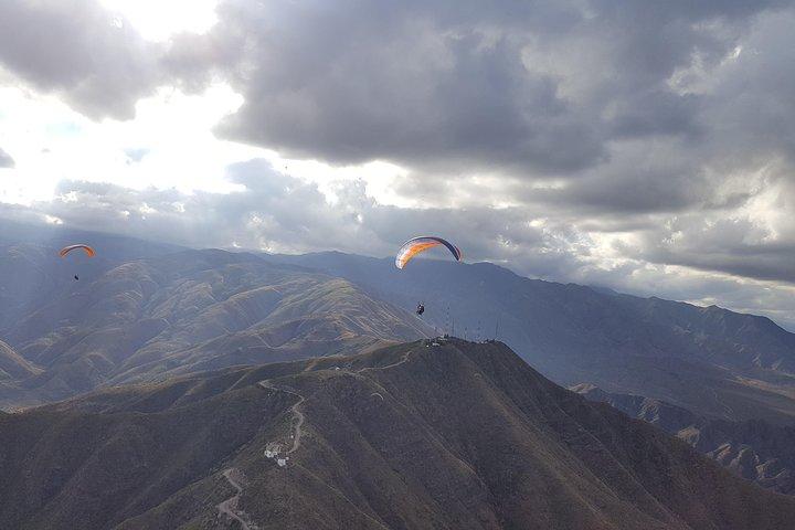 Parapente experiencia de vuelo libre sobre la precordillera