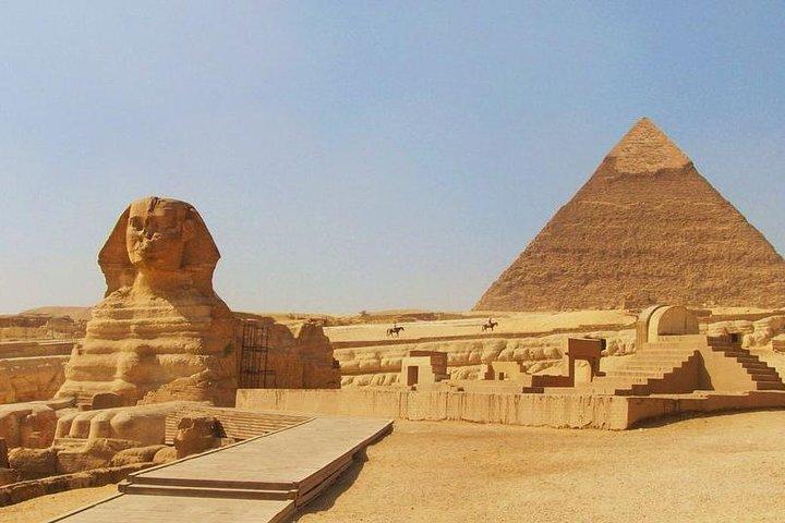 ギザまたはカイロからのピラミッド、エジプト博物館、バザール