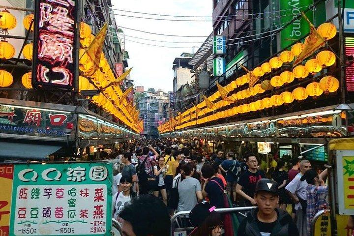 N113 Jingtong駅PingxiオールドストリートJiufenオールドストリート基隆Miaokouナイトマーケット日帰りツアー(10時間)