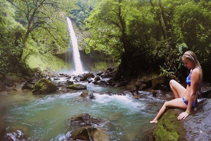 Hangbruggen + La Fortuna Waterfall + Arenal Volcano Hike Combo Experience