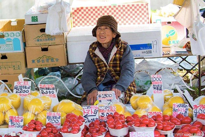 Ervaar de energie van Kochi: Sunday Market Tour inclusief Kochi Castle