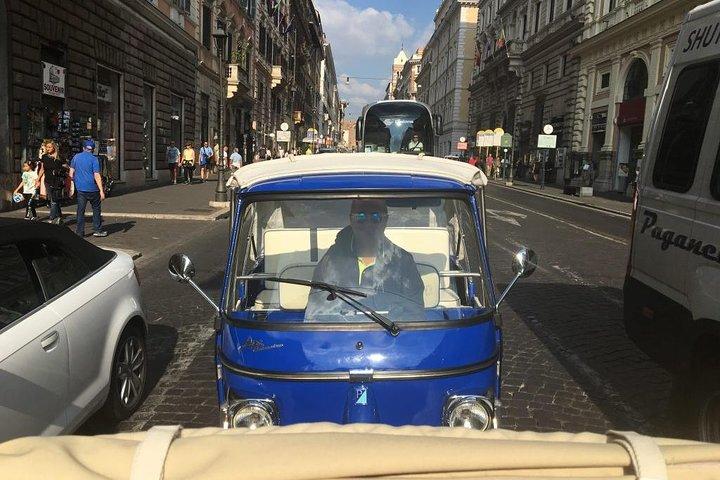 Tour di James Bond a bordo dell'Ape Calessino