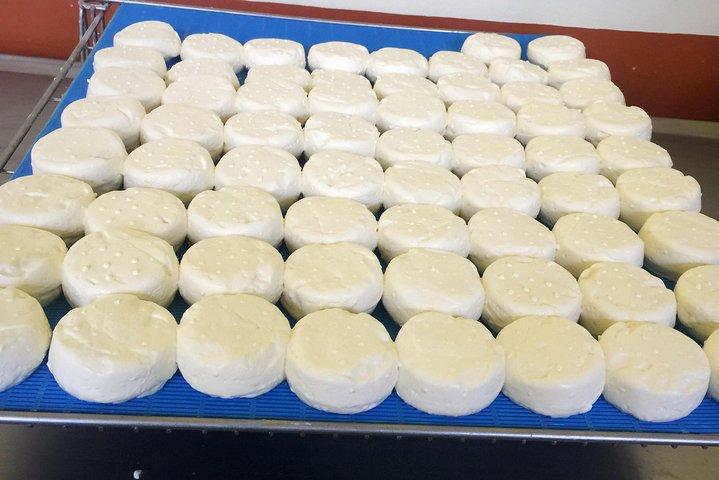 カトマンズ近郊でのショートトレッキングでネパールヤギのチーズテイスティング