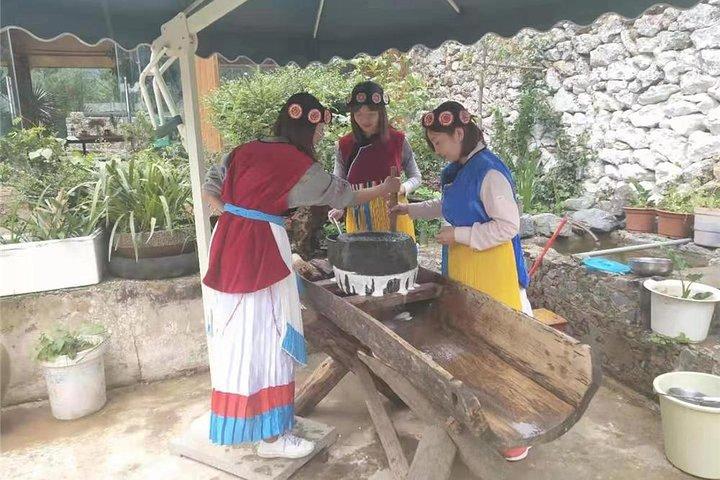 Private Lijiang-Tagestour zum Dorf Yuhu am Fuße des Yulong-Schneeberges