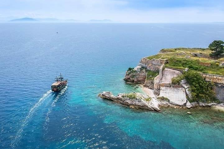Minicruzeiro pela costa da cidade de Corfu com navio pirata 75 min