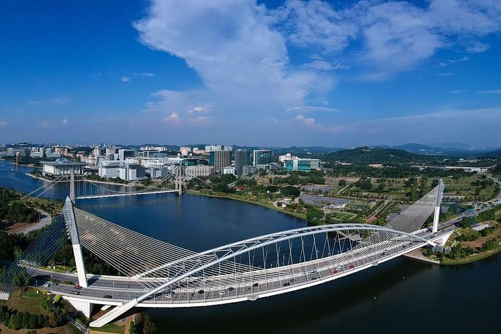 Putrajaya Tour with Traditional Boat Cruise & Pink Mosque (Private)