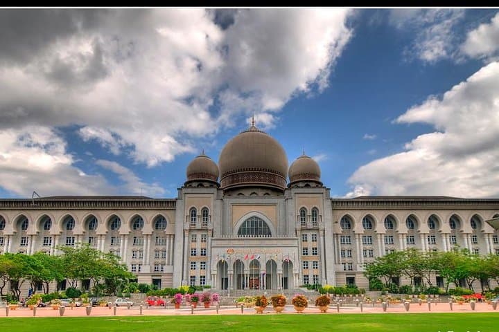 Putrajaya Tour with Traditional Boat Cruise & Pink Mosque (Private)