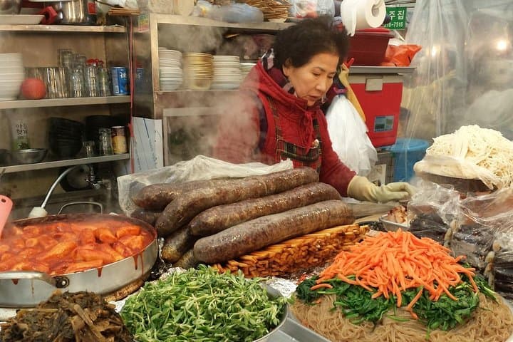 Seoul Night Tour (Gwangjang Market, Royal Palace and Naksan Park)