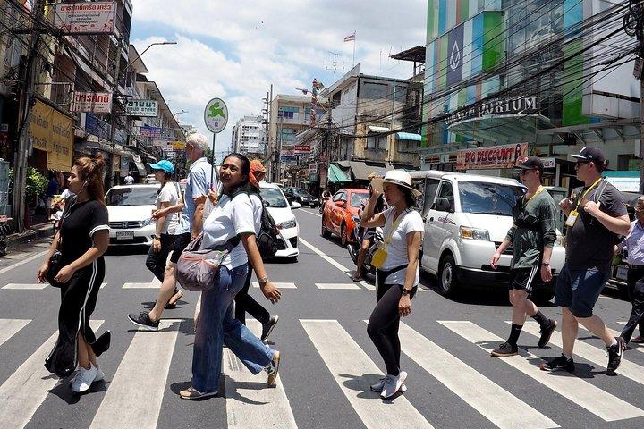 "Bangkok Walking Hopping Tour" mostra i luoghi storici della città.