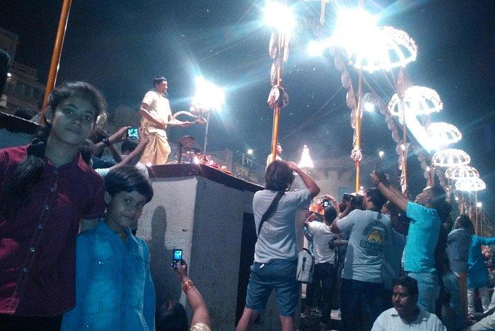 Cerimonia serale del Gange a Varanasi con guida turistica ufficiale