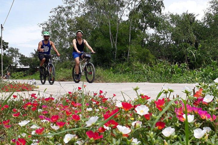 Dois dias fora do caminho batido do Mekong de bicicleta e barco.